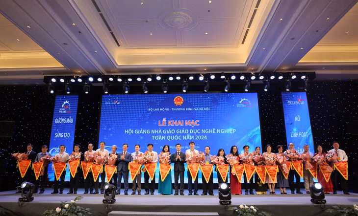 Đại diện các đoàn tham gia Hội giảng Nhà giáo giáo dục nghề nghiệp (GDNN) toàn quốc 2024 nhận cờ lưu niệm của Ban Tổ chức.