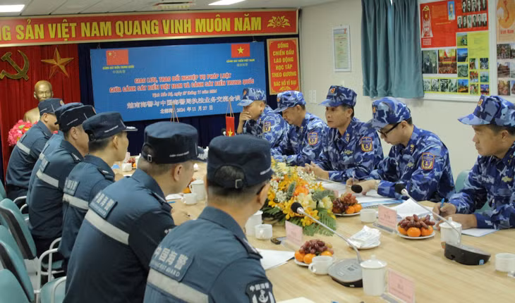 Cảnh sát biển 2 nước trao đổi nghiệp vụ thực thi pháp luật trên biển.
