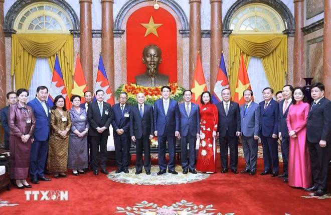 Chủ tịch nước Lương Cường, Quốc vương Campuchia Norodom Sihamoni và các đại biểu. (Ảnh: Lâm Khánh/TTXVN)
