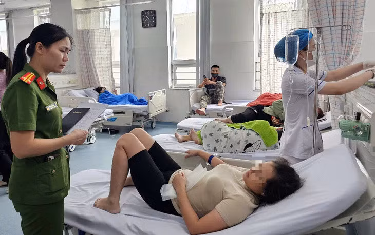 Công an ghi lời kể của bệnh nhân, tìm hiểu vụ ngộ độc nghi do ăn bánh mì ở Vũng Tàu - Ảnh: Đ.H