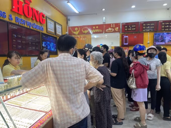 Quầy thu mua nhẫn trơn tại cửa hàng Mi Hồng trên đường Bùi Hữu Nghĩa, quận Bình Thạnh, TP HCM chiều 7/11. Ảnh: Quỳnh Trang