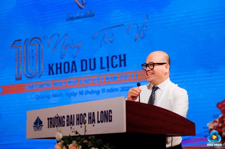 PGS.TS Vũ Văn Viện có vai trò quan trọng trong công tác đào tạo nhân lực du lịch của Trường Đại học Hạ Long, Quảng Ninh.