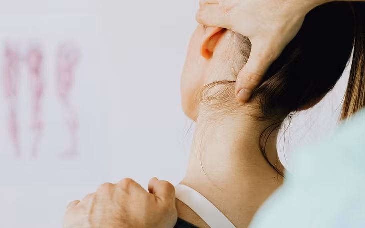 Bác sĩ cảnh báo nguy hiểm khi người dân tự bẻ khớp cổ trị đau vai gáy. Ảnh: Pexels.
