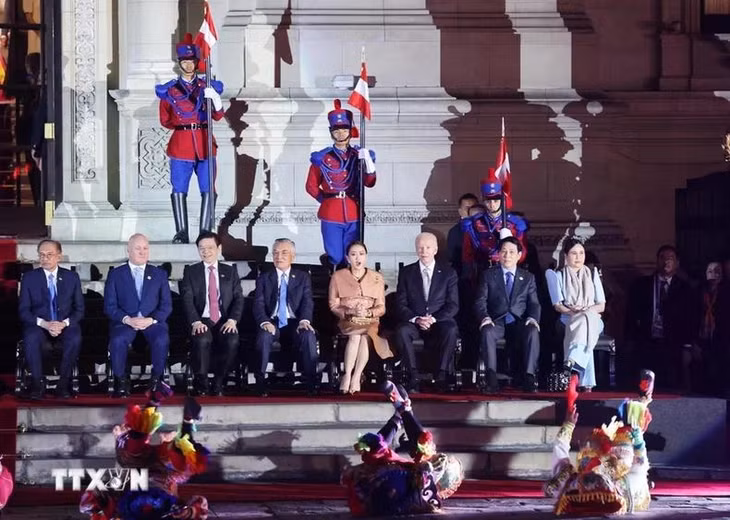 Chủ tịch nước Lương Cường và các nhà lãnh đạo APEC xem xem chương trình nghệ thuật tại tiệc chiêu đãi chính thức. (Ảnh: LÂM KHÁNH/TTXVN)
