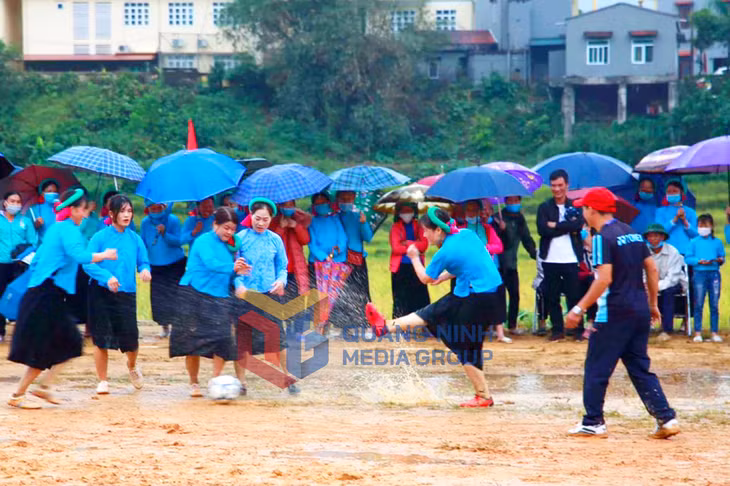2022-10_lễ hội Mùa vàng miền soóng cọ 2022- cô gái Sán Chỉ thi đấu bóng đá nữ. Ảnh: Hà Phong