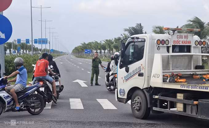 Cảnh sát chốt chặn trên đường Võ Chí Công để voi đi. Ảnh: Đắc Thành