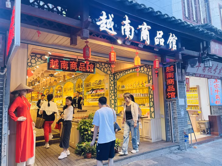 Đặc biệt, phố Tây Dương Sóc có cửa hàng bày bán những mặt hàng, như: Cà phê, mắc ca, hạt điều, giầy, dép, quần áo dệt may... của Việt Nam.