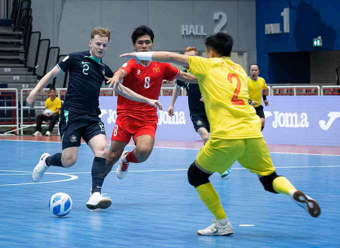 Australia (trái) ba lần dẫn trước nhưng thua Việt Nam 4-5 ở bán kết futsal AFF Cup 2024. Ảnh: FAT