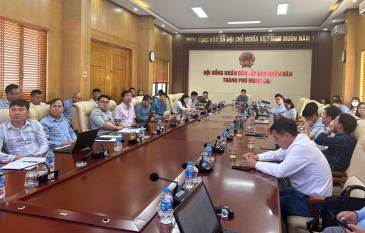 Các đại biểu tại điểm cầu TP Móng Cái theo dõi hội nghị.