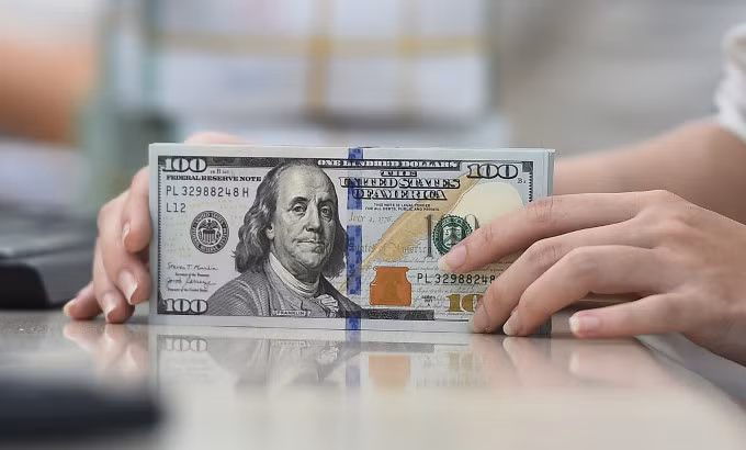 Giao dịch USD tại một ngân hàng cổ phần ở TP HCM. Ảnh: Thanh Tùng