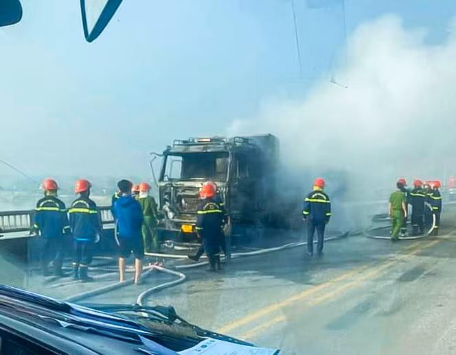 Xe tải bất ngờ bốc cháy khi đang di chuyển trên cầu Yên Lệnh. Ảnh: CTV