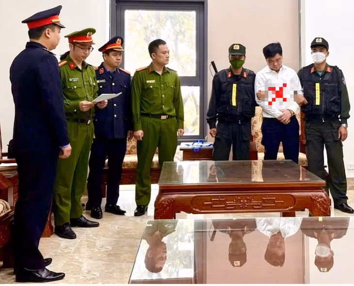 Công an tỉnh Hà Nam thi hành lệnh bắt bị can và khám xét chỗ ở, nơi làm việc đối với ông Thân Văn Sang (thứ 2 từ phải qua) - Ảnh: Công an tỉnh Hà Nam