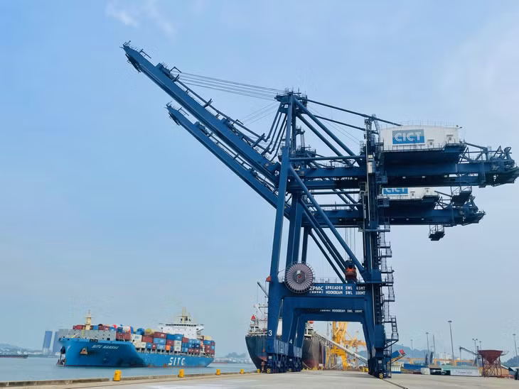 Hoạt động bốc dỡ hàng hóa tại Cảng Cái Lân. Ảnh: Minh Đức