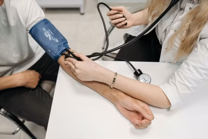 Một người được bác sĩ đo huyết áp. Ảnh: Pexel