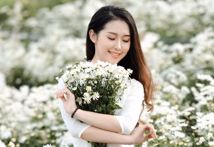 Loài hoa có vẻ đẹp hoang dại khiến thiếu nữ mê mẩn, đắm chìm.