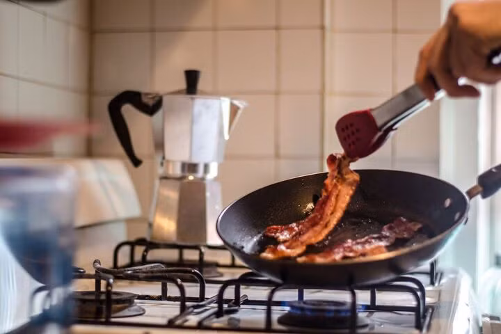 Có nhiều cách khử mùi đồ rán ám trong bếp. (Ảnh: Allrecipes)