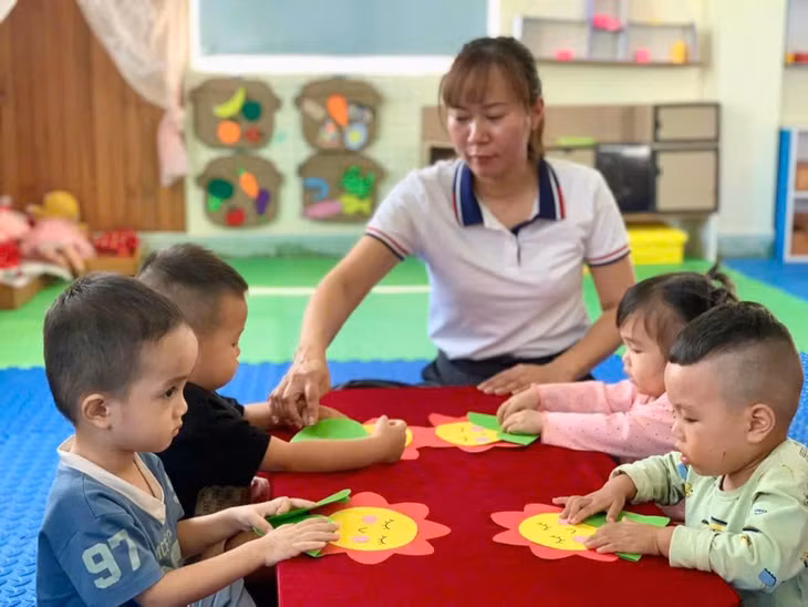 Giờ học kỹ năng cắt dán của các bé Trường Mầm non thị trấn Quảng Hà (huyện Hải Hà).