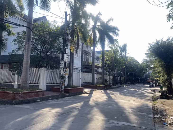 Nhiều công trình thuộc dự án không tuân thủ quy định về chỉ giới xây dựng, nhất là những nhà ở kiểu biệt thự.