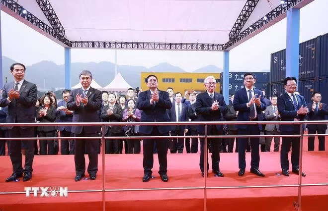 Thủ tướng Phạm Minh Chính dự Lễ đón chuyến tàu hàng đường sắt xuất phát từ Hà Nội đến Trùng Khánh. (Ảnh: Dương Giang/TTXVN)