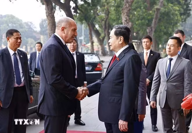 Chủ tịch Quốc hội Trần Thanh Mẫn đón Tổng thống Cộng hòa Bulgaria Rumen Radev. (Ảnh: Doãn Tấn/TTXVN)