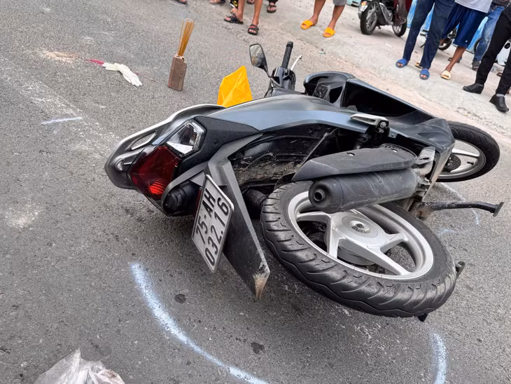 Xe máy hư hỏng sau va chạm.