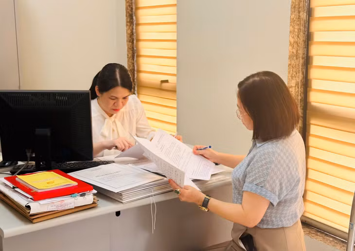 Ban Tổ chức Thành ủy Uông Bí rà soát hồ sơ kết nạp Đảng.