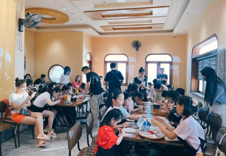 Workshop làm đồ thủ công tại Tổ hợp dịch vụ Đồi Mặt Trời. Ảnh: Đơn vị cung cấp