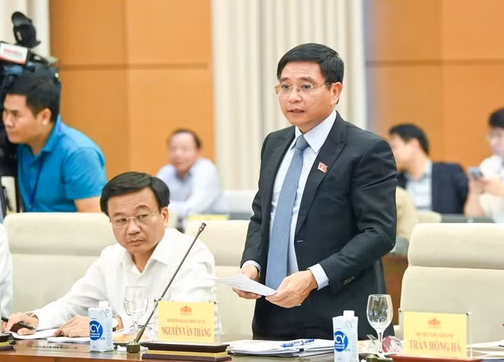 Bộ trưởng Giao thông và Vận tải Nguyễn Văn Thắng trình bày tóm tắt tờ trình.