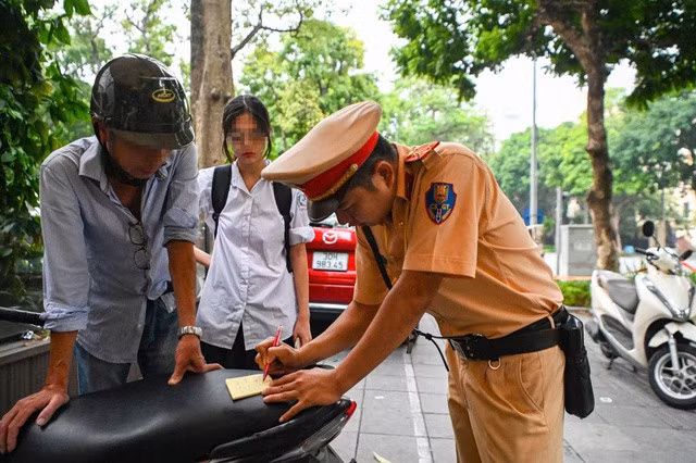 CSGT làm việc với người tham gia giao thông. Ảnh minh hoạ