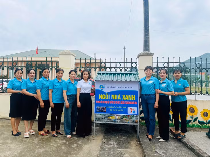 Chị Ân Thị Hà (áo trắng) cùng cán bộ, hội viên phụ nữ xã ra mắt mô hình "Ngôi nhà xanh" thu gom rác thải nhựa.