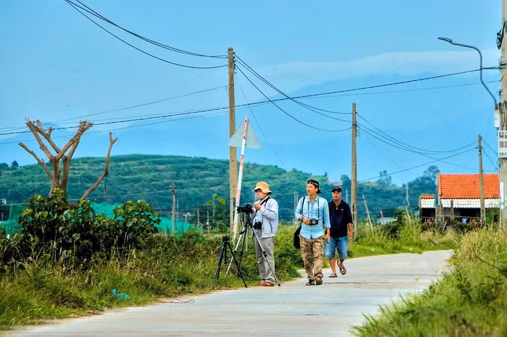Vốn là người có sở thích đi chụp ảnh đó đây, anh Quốc Bảo (46 tuổi, Nha Trang) đã có chuyến khám phá làng cổ Hà Liên. Anh khẳng định vô cùng ấn tượng với khung cảnh cũng như không khí, nhịp sống của con người tại nơi đây. Đường vào làng Hà Liên xưa, nay là tổ dân phố Hà Liên, chỉ có một con đường bộ duy nhất làm bằng bê-tông còn lại người dân và du khách phải di chuyển bằng ghe, thuyền nếu vào lối khác. Một khoảng sân rộng lớn ở ngay đầu làng là nơi người dân sinh hoạt chung, chơi thể thao. Ảnh: NVCC