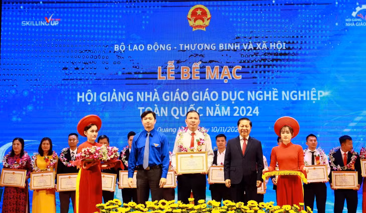 Thứ trưởng Bộ Lao động, Thương binh và Xã hội Lê Tấn Dũng và Bí thư Trung ương Đoàn Thanh niên Cộng sản Hồ Chí Minh trao giải Nhất cho các nhà giáo xuất sắc.