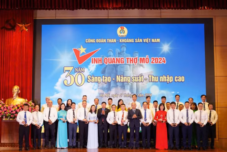 Lãnh đạo Tổng LĐLĐVN và Tập đoàn Công nghiệp Than - Khoáng sản Việt Nam trao biểu trưng cho cán bộ, công nhân tiêu biểu xuất sắc