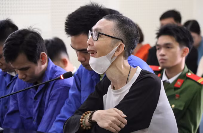 Bị cáo Vinh (đeo kính) tại tòa. Ảnh: Hùng Lê