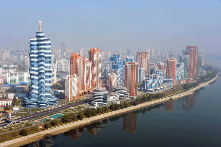 Góc nhìn từ trên cao tại Phố Nhà Khoa học Mirae. Theo KTG (đơn vị chuyên cung cấp thông tin tour đến Triều Tiên), khu vực này còn được gọi là "Dubai của Bình Nhưỡng" với tòa nhà hiện đại, một số mang hình nguyên tử khác với những công trình kiểu cũ thời Xô Viết. Ảnh: KCNA.