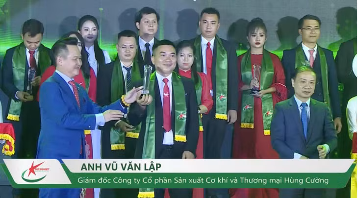 Anh Vũ Văn Lập nhận danh hiệu "Doanh nhân trẻ khởi nghiệp xuất sắc năm 2024".