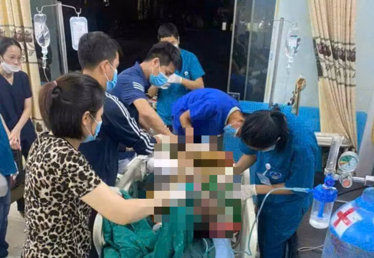 Hình ảnh nạn nhân được cấp cứu tại bệnh viện.
