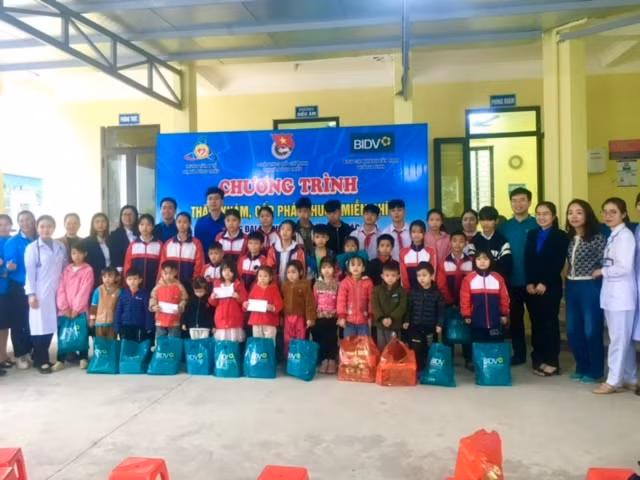 Đoàn Thanh niên BIDV Tây Nam Quảng Ninh tặng 50 phần quà cho các cháu học sinh có hoàn cảnh khó khăn trong chương trình Vì sức khỏe cộng đồng