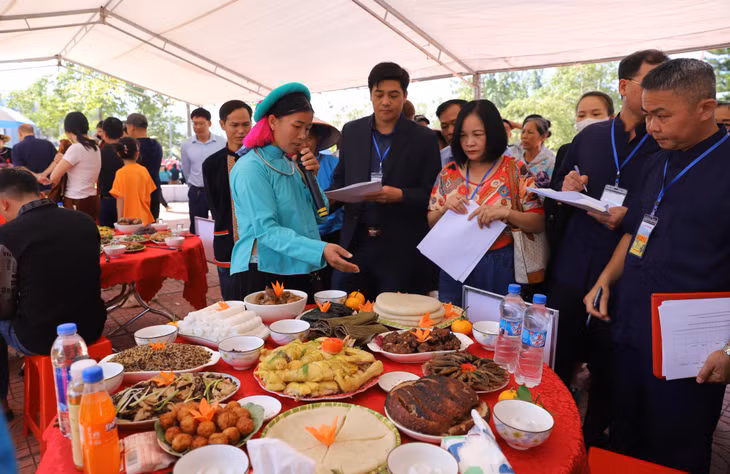 Phần thi ẩm thực truyền thống tại Hội mùa vàng huyện Bình Liêu năm 2024. Ảnh: La Nhung (CTV)