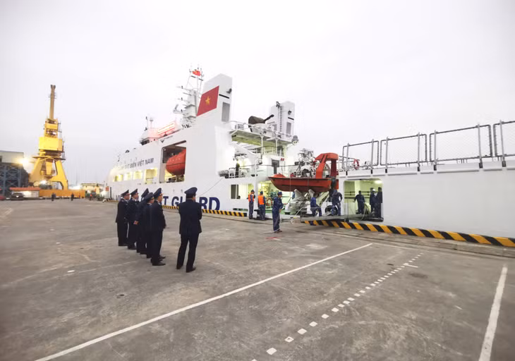 Biên đội tàu Cảnh sát biển kiểm tra an toàn trước khi rời bến.