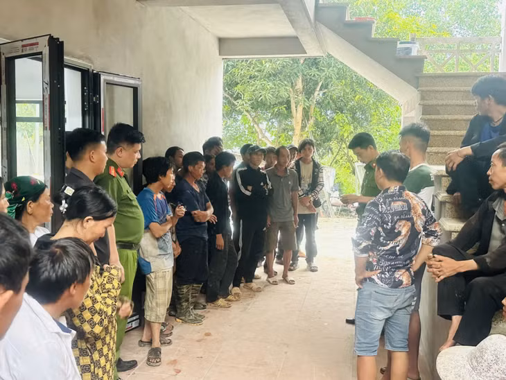 Công an xã Thanh Sơn (huyện Ba Chẽ) lập danh sách người test nhanh ma tuý. Ảnh: Công an Ba Chẽ