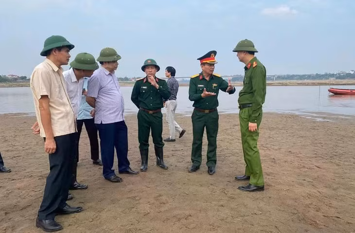 Lãnh đạo tỉnh Phú Thọ và Quân Khu 2 trực tiếp có mặt tại hiện trường để chỉ đạo công tác tìm kiếm các nạn nhân mất tích.