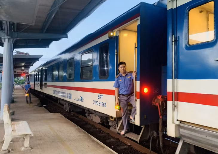 Nhiều vé tàu Tết 2025 đã "cháy vé" trên tuyến từ TP Hồ Chí Minh đi Hà Nội, Vinh.