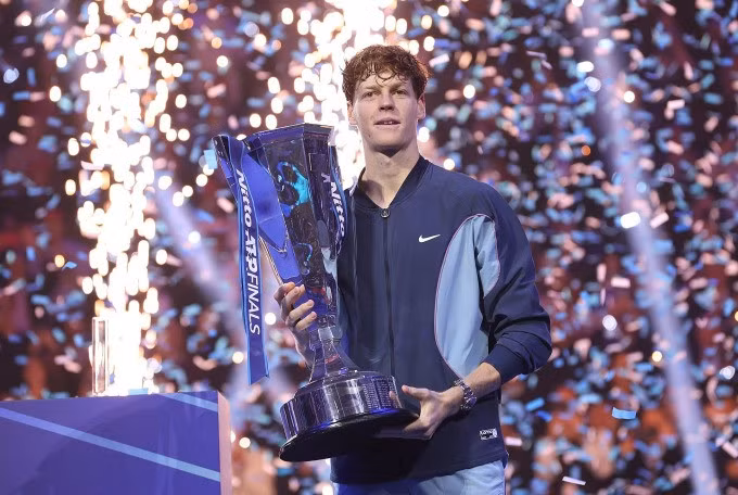 Sinner nâng cao cup vô địch ATP Finals trên sân Inalpi, Torino, Italy hôm 17/11. Ảnh: Reuters