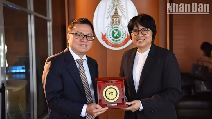 Đồng chí Lê Quốc Minh trao quà lưu niệm tặng bà Norrinee Ruangnoo, Phó Chủ tịch thứ nhất của CTJ.
