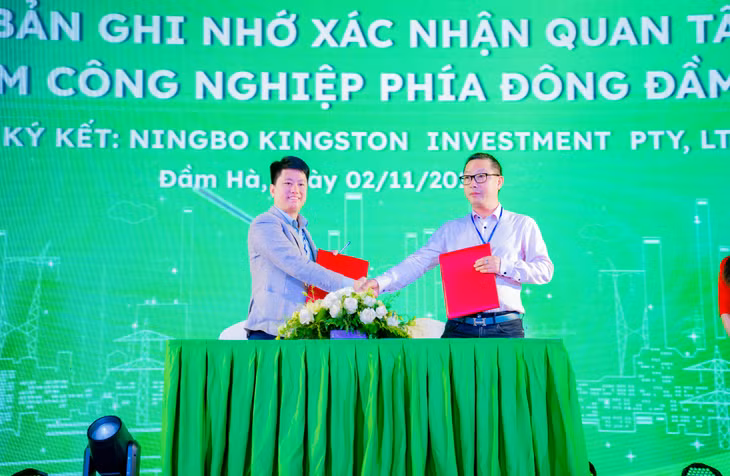 Đại diện Shinec và NINGBO KINGSTON INVESMENT PTY, LTD ký kết xác nhận đầu tư xây nhà máy sản xuất khuôn nhựa với quy mô khoảng 20.000m2 tại hội nghị.