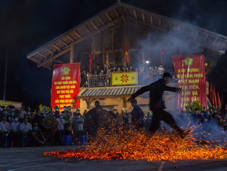 Nghi thức nhảy lửa trong lễ hội Bàn Vương huyện Ba Chẽ. 