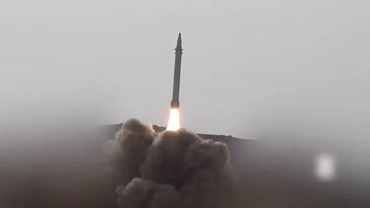 Một tên lửa siêu vượt âm do lực lượng Houthi phóng từ Yemen. (Ảnh: THX/TTXVN)