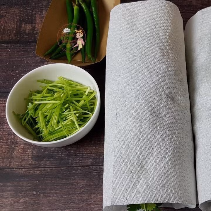 Với khả năng thấm hút tốt, mẹo dùng khăn giấy để bảo quản thức ăn trong tủ lạnh có hiệu quả bất ngờ. (Ảnh: Inforum)