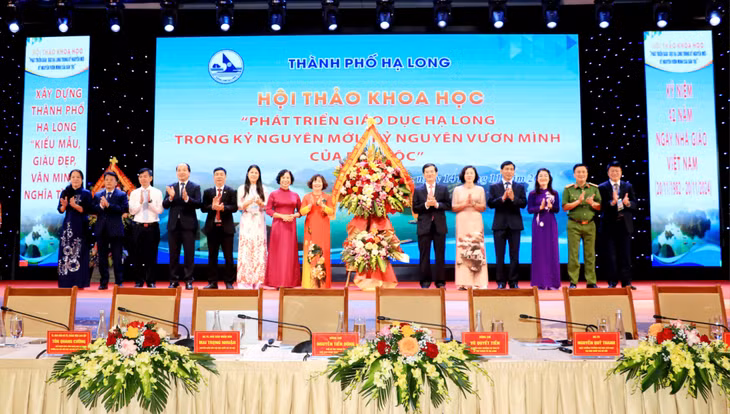 Lãnh đạo TP Hạ Long tặng hoa chúc mừng đội ngũ cán bộ lãnh đạo quản lý, giáo viên đang công tác trong ngành GD&amp;ĐT thành phố.